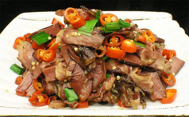 尖椒炒猪舌准备:猪舌,尖椒1个,葱花,姜末,蒜末2瓣,酱油半勺,料酒1勺