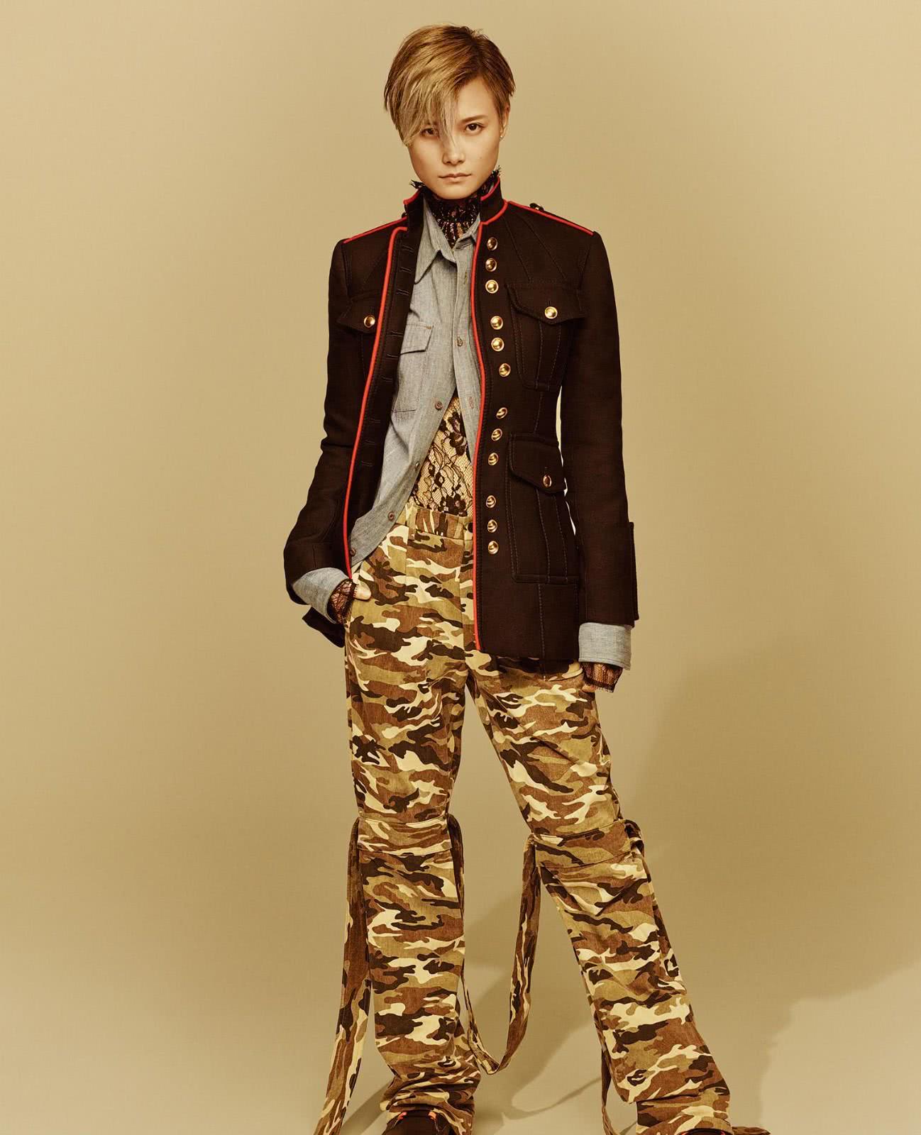 没想到李宇春身材这么有料,黑色透视装穿得玲珑有致,都看呆了