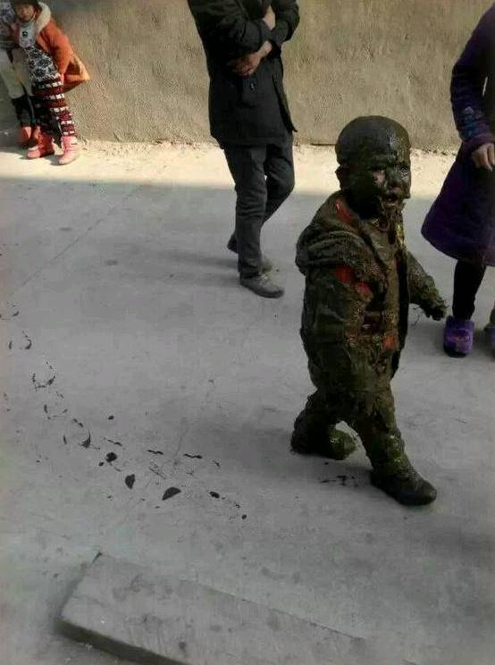搞笑图片孩子你摔水沟去了吗身上怎么都是泥啊哈哈