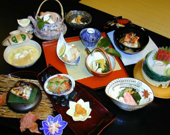 老外质疑中国菜卖相差,直言日本菜更精致,网友:就怕你们吃不起