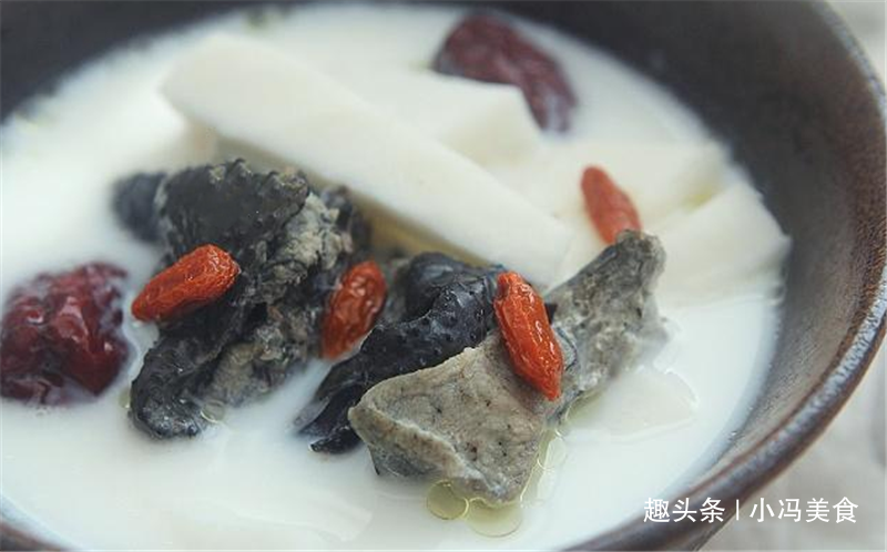 这样炖出来的乌鸡汤,香滑软嫩,回味甘甜,经常浮肿要多喝|乌鸡汤|椰子|奶白色_新浪新闻