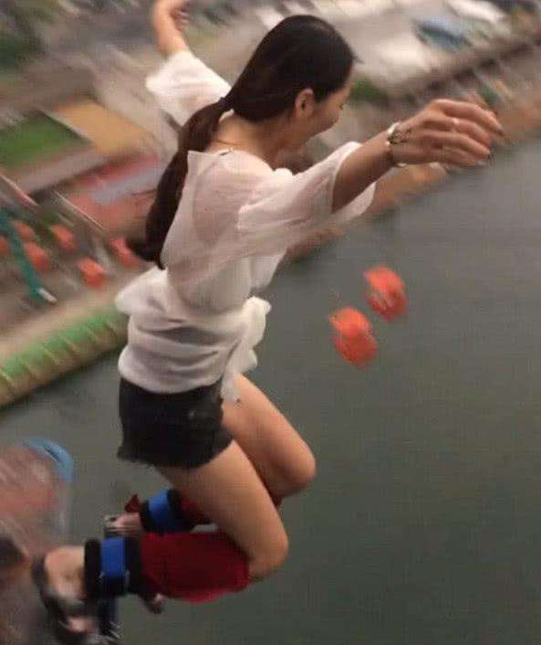 抖音蹦极女神走红, 还没跳就走光, 网友: 穿错衣服