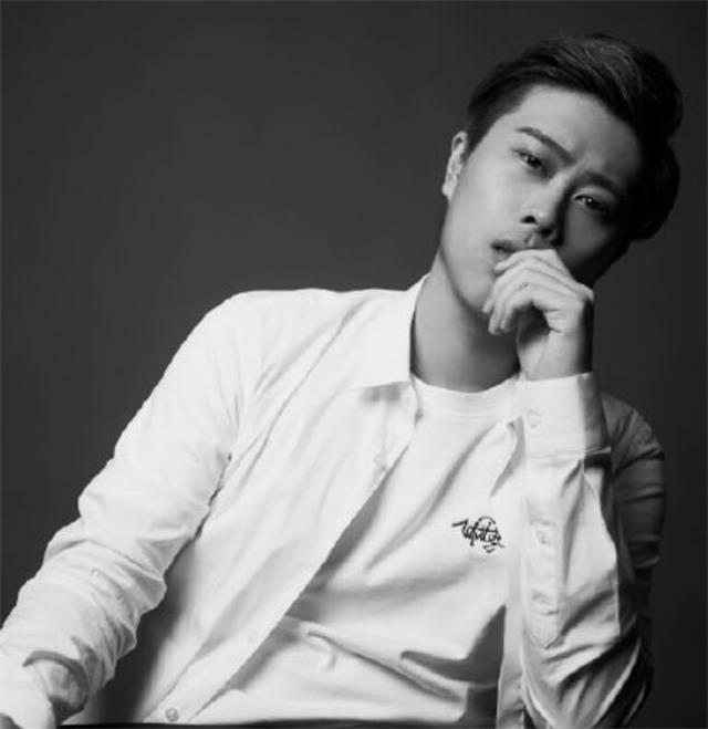 为复出去整容uu建议卢本伟去垫鼻磨骨他却说自己长得像邓伦