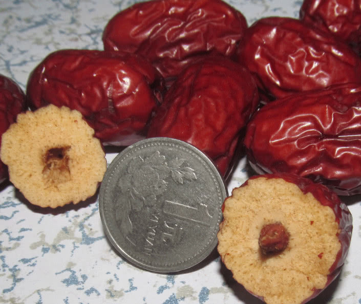 我们在辨别红枣是否含有硫磺的时候,还可以通过红枣的果核来判断,这