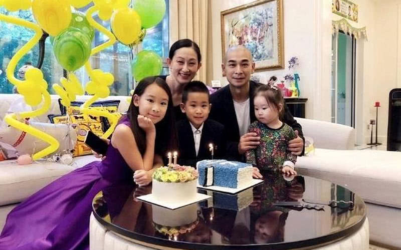 佟大为3个孩子,赵文卓3个孩子,姜文2儿子,长得和爸爸一个样