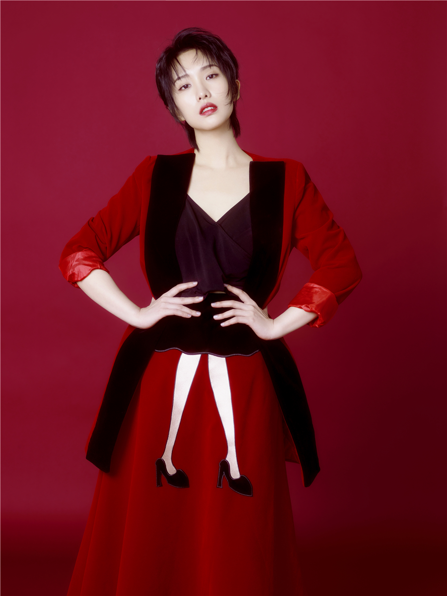 莫龙丹发布新春火红气质写真 有态度有温度