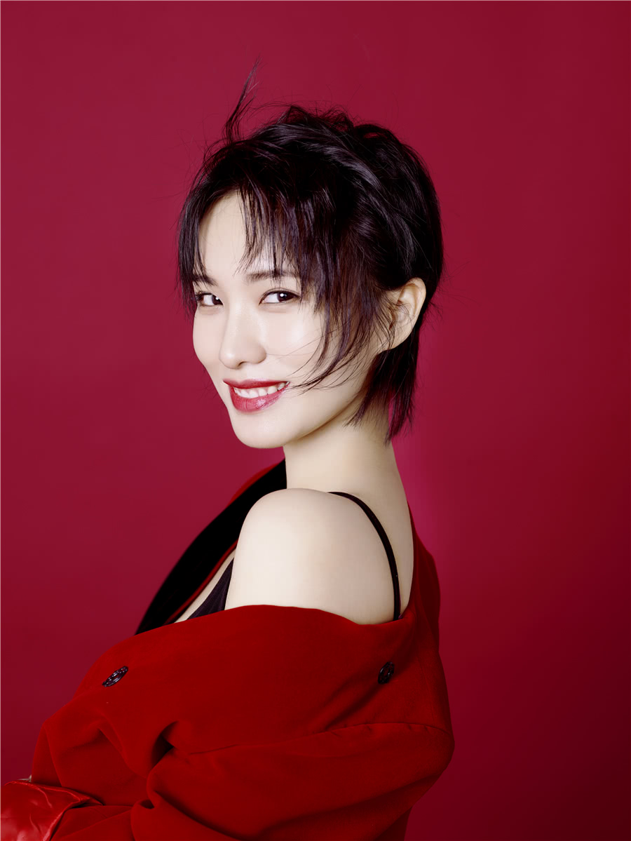 莫龙丹发布新春火红气质写真 有态度有温度