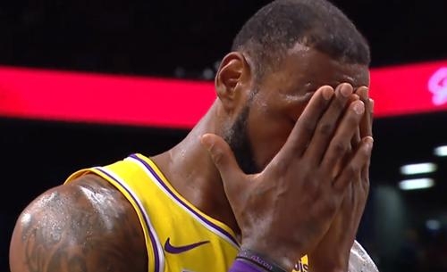 替补f4狂卷48 15,詹姆斯现罕见表情,3人低迷是湖人惜败真因