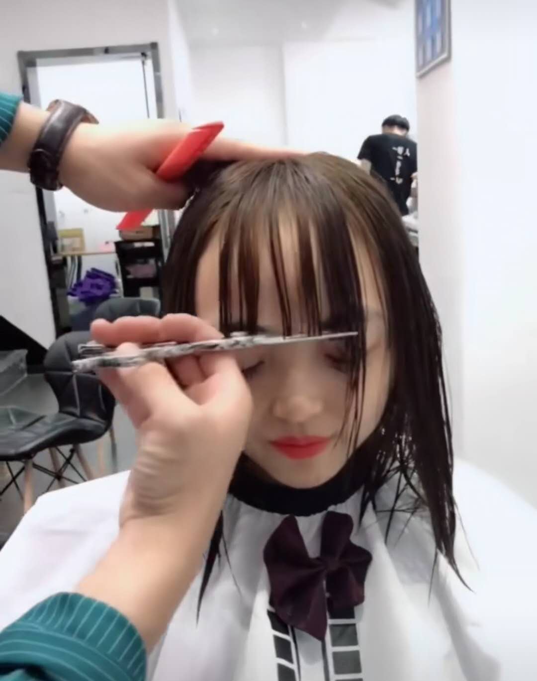 00后萌妹子发际线比杨幂还高,理发后男友认不出,网友:别吹风