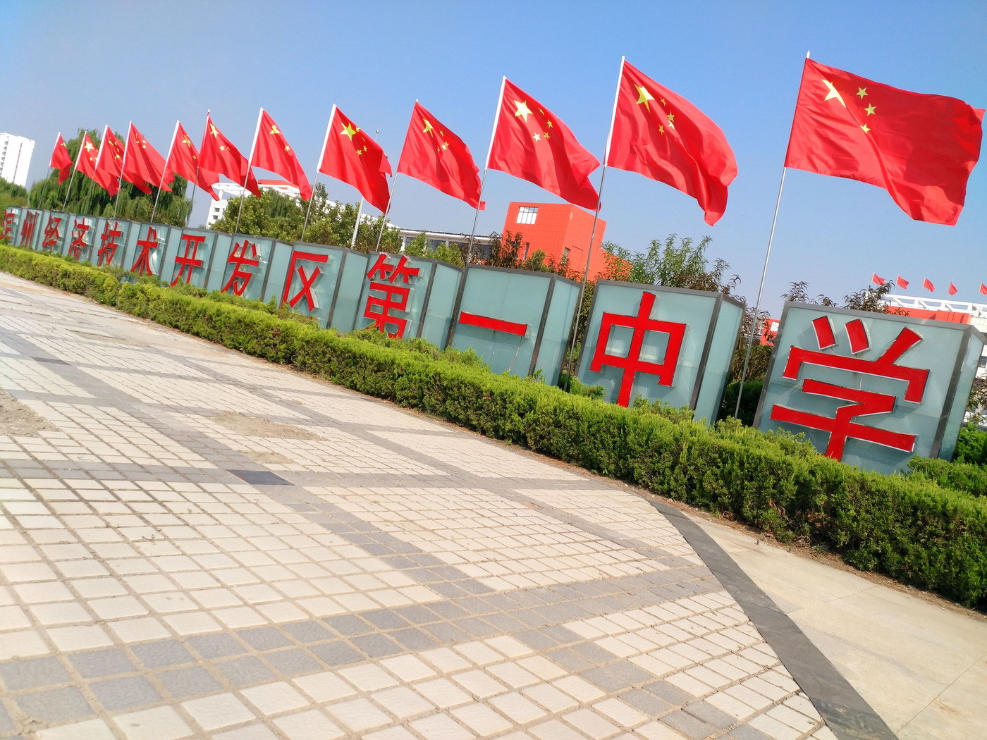 山东:滨州开发区一中学女生 翻护栏被卡下身