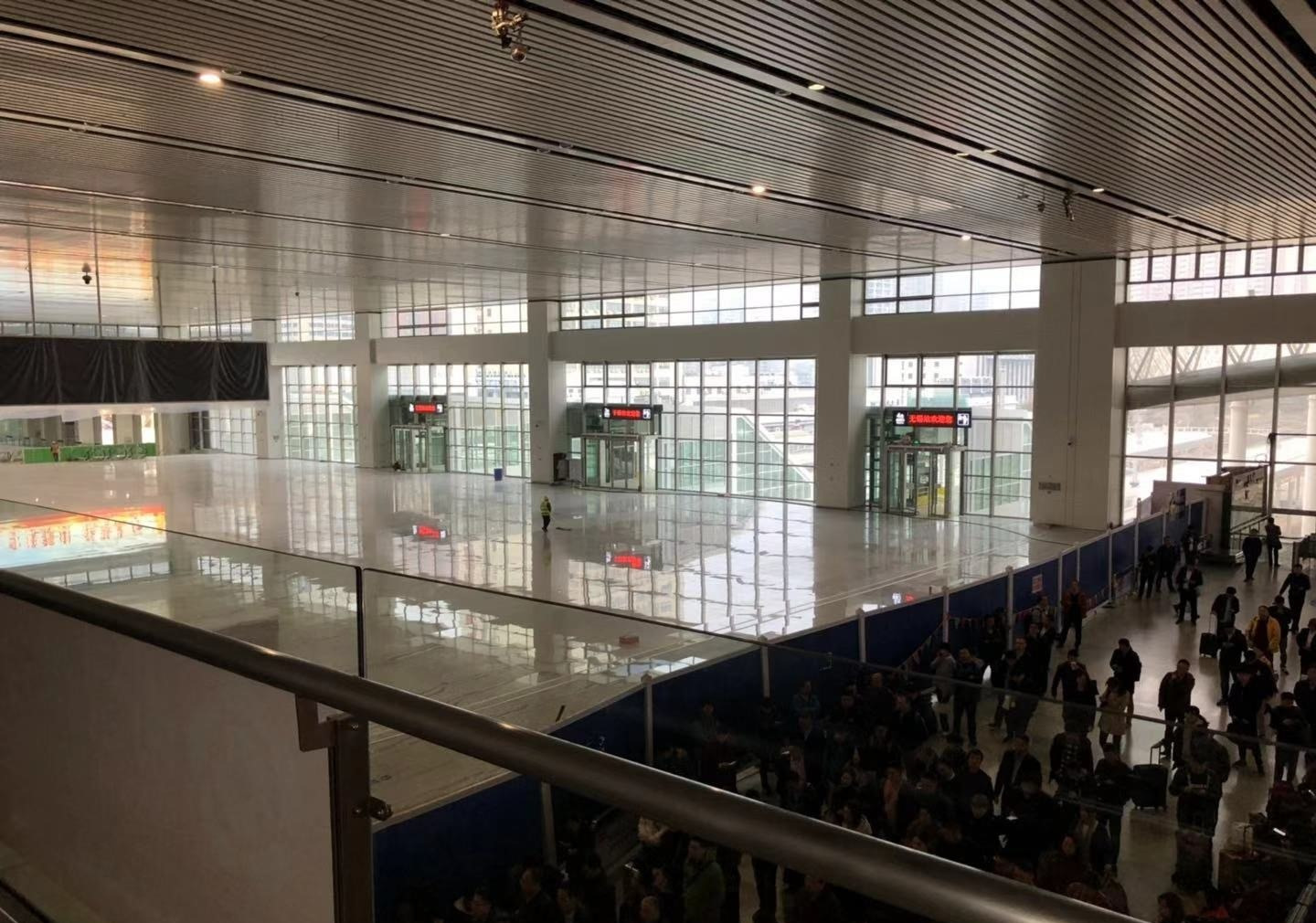 无锡站南北候车大厅即将贯通2,新改装的候车站台宽敞明亮,钢结构的