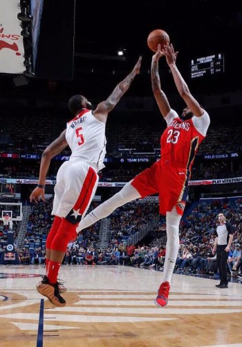 浓眉哥真实臂展曝光!233cm比字母哥更胜一筹,却只能抱住他女友