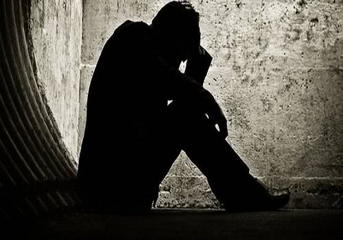 着严重的自我惩罚的想法,觉得自己简直是十足的废物,开始有想死的念头