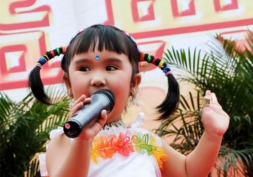 其中,戏曲童星张欣怡创造了春晚登台年龄最小的记录,至今未被打破.