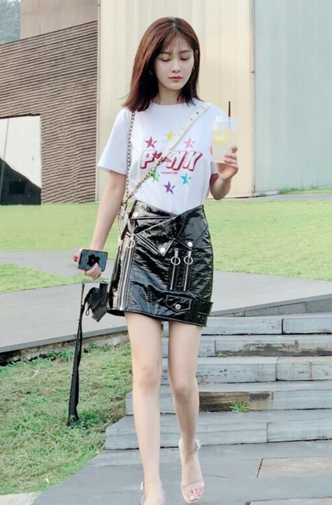 江苏主播陈烁这是啥腰?皮衣领口都塞得进去,简直上衣当裙子穿!