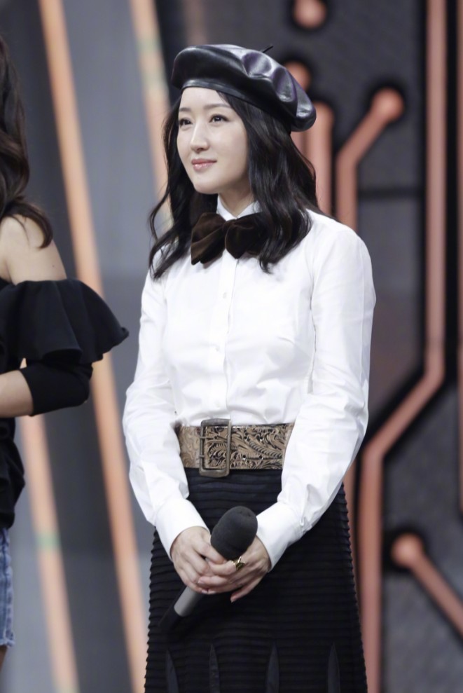 扮嫩就服杨钰莹,穿黑皮衣和"水桶裤"超甜美,说她28岁都信!