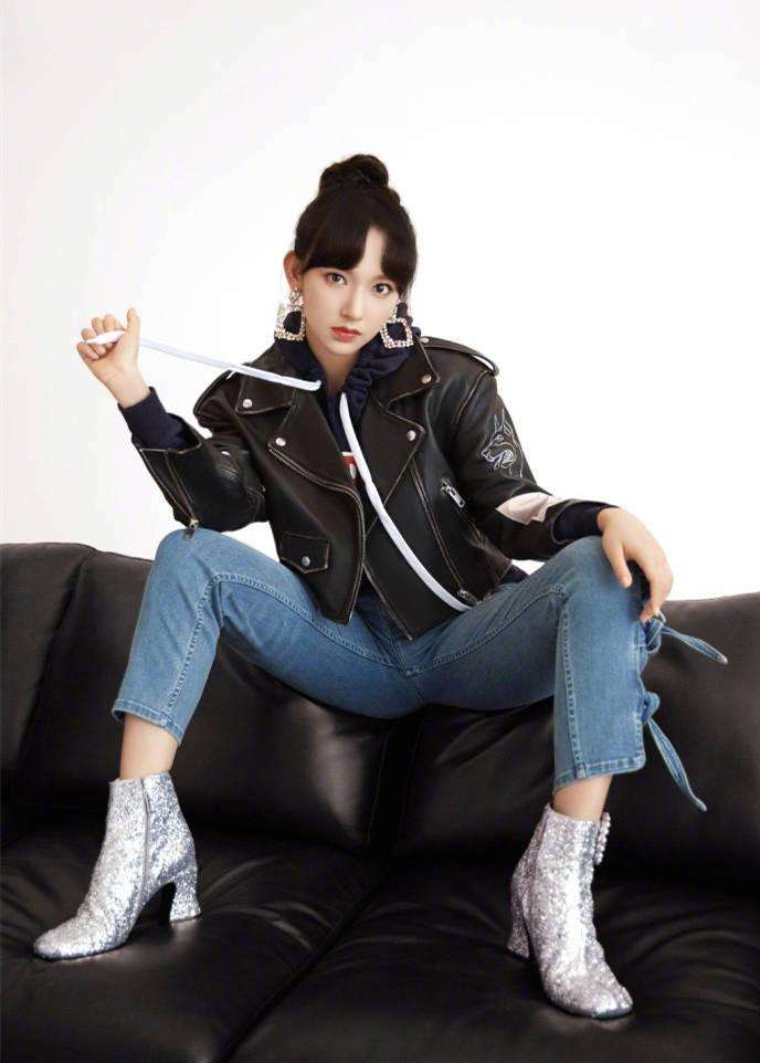 程潇,身穿一件皮质夹克外套,朋克风十足,内搭连帽卫衣,下身穿着牛仔裤