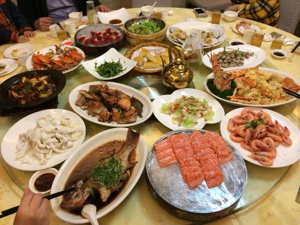 对于关上门处理剩菜的服务员你们有什么不同的看法吗