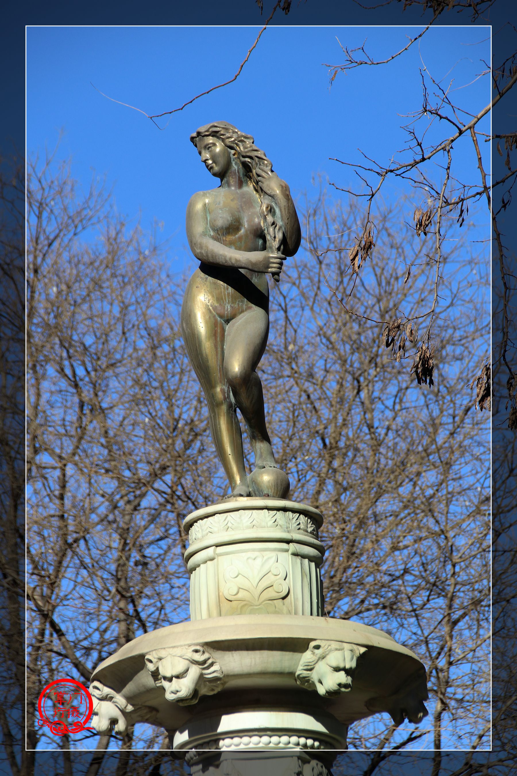 所以,到了人定湖公园南门,看到维纳斯雕像,我就知道来对了.