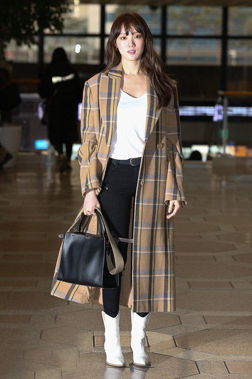 李圣经真漂亮格纹大衣搭配短靴又瘦又美一个技巧让穿搭更时髦