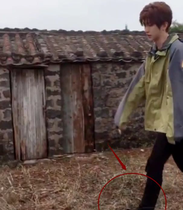 蔡徐坤下乡做公益,脚上的"黑沙鞋"亮了,看清大图网友:被圈粉