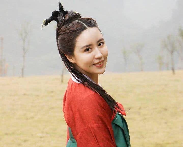 父亲是关小平,姨父是王小利,24岁的美女演员关思慧会走红吗?