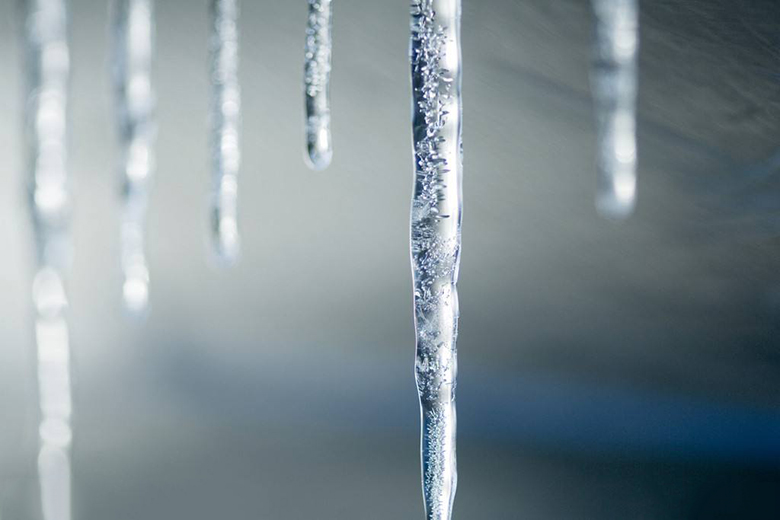 一女子在步行街意外身亡,疑被冰锥砸中,网友:珍惜每一天!