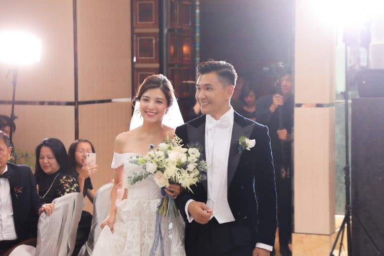 陈展鹏全力赚钱养家,28岁单文柔手握财政大权,为bb购千万基金