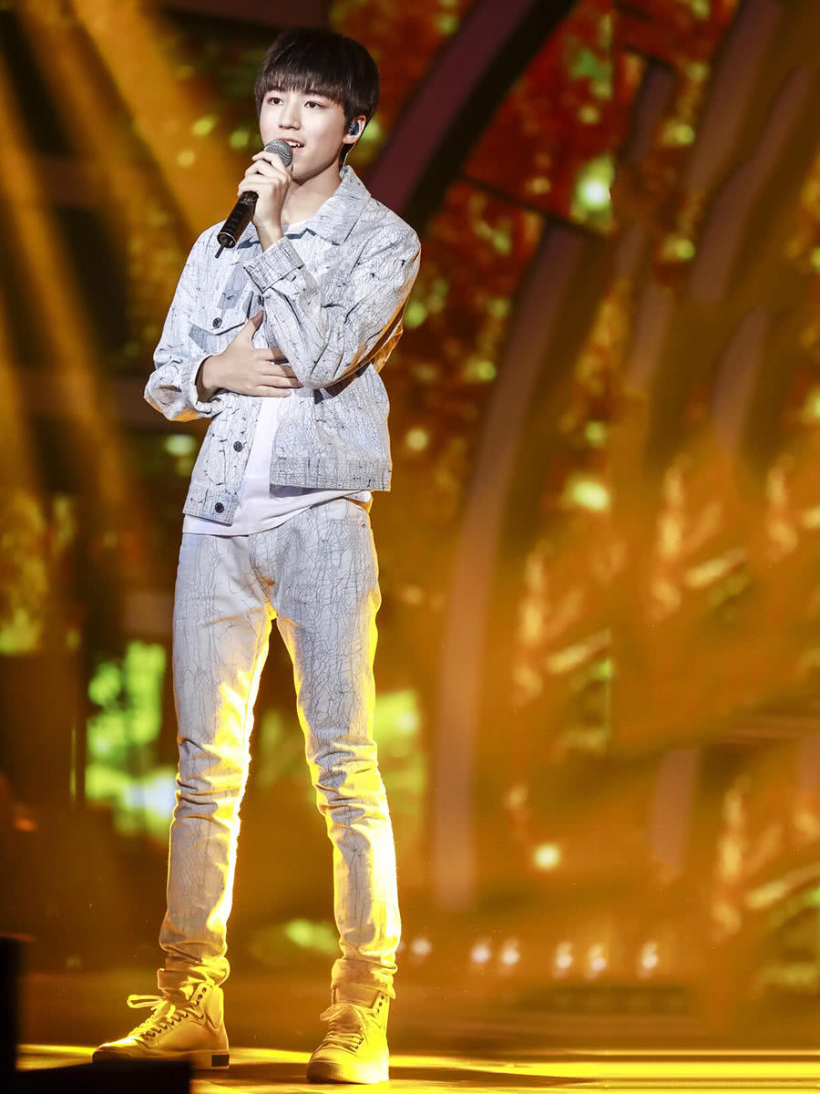 王俊凯北电开学,一身牛仔示范早春穿搭,又帅成校园初恋?