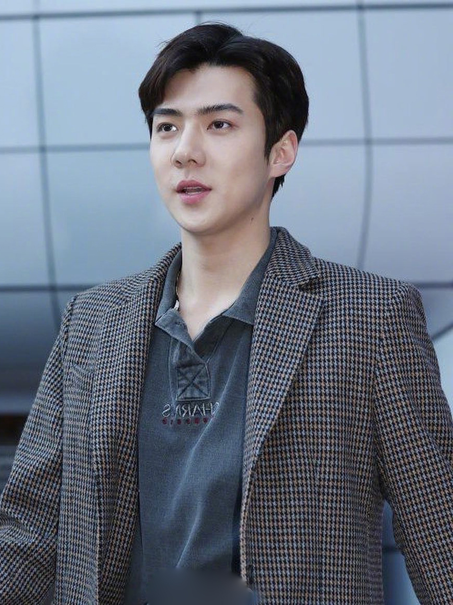 吴世勋现身时装周,一身西装气场超a,这颜值谁扛得住!