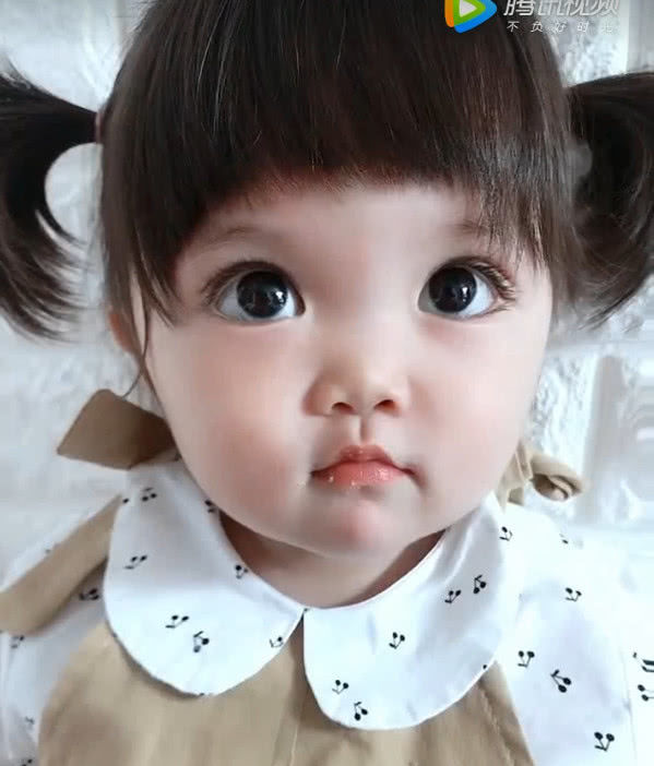 爸爸去给闺女拿好吃的,大眼睛宝宝要萌翻了,真是太可爱了