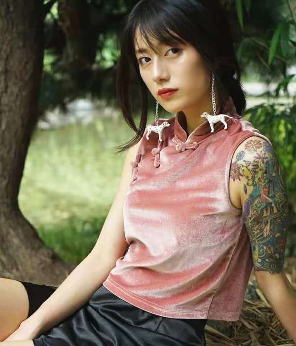 李诞老婆黑尾酱,一款皮粉色丝绒背心尽显甜美,被"花臂"抢镜了