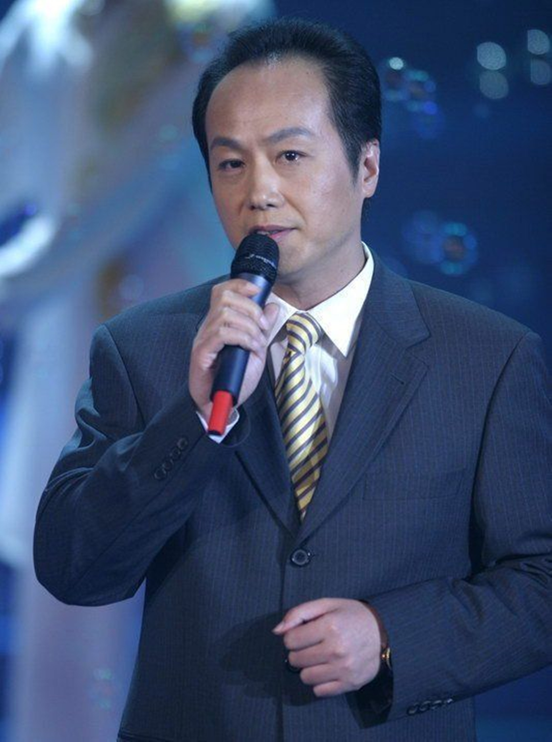 "新闻国脸"48岁因病去世,老婆改嫁富豪,今儿子爆肥|央视|罗京|富豪