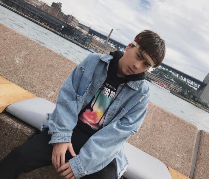 卢本伟真的伤透了uu的心?组团看电影合照都不站一起了