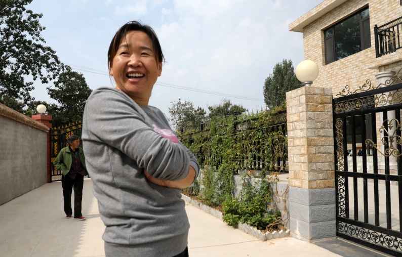 农村婆婆把晒干的绿豆拿出来剥,3岁小孙子给帮忙,干细活真认真