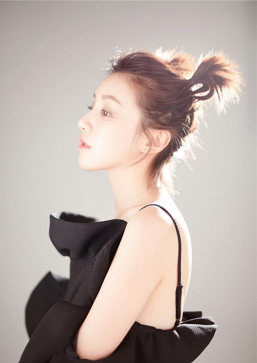 大姐华兰——王鹤润性感黑色吊带裙配羊角辫,一飞冲天呀