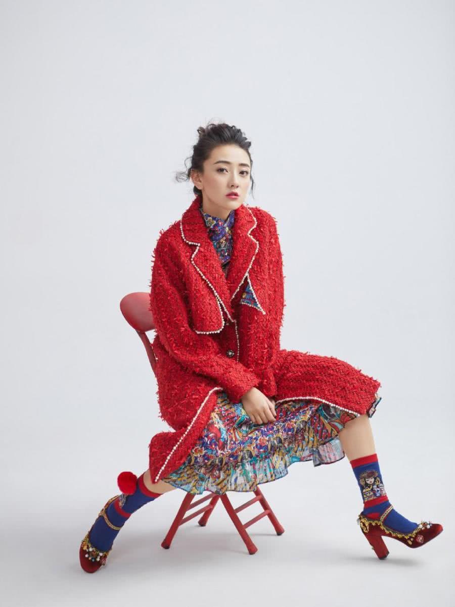 《双世宠妃》曲小檀太可爱了,穿红色大衣秀小蛮腰