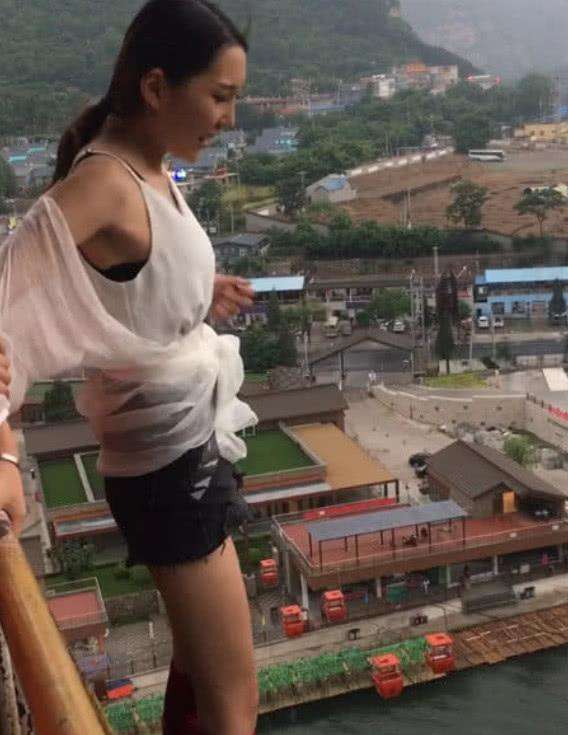 抖音蹦极女神走红, 还没跳就走光, 网友: 穿错衣服