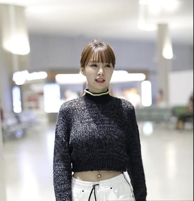 沈梦辰身穿黑色高领毛衣露肚脐现身机场 打扮清爽十足