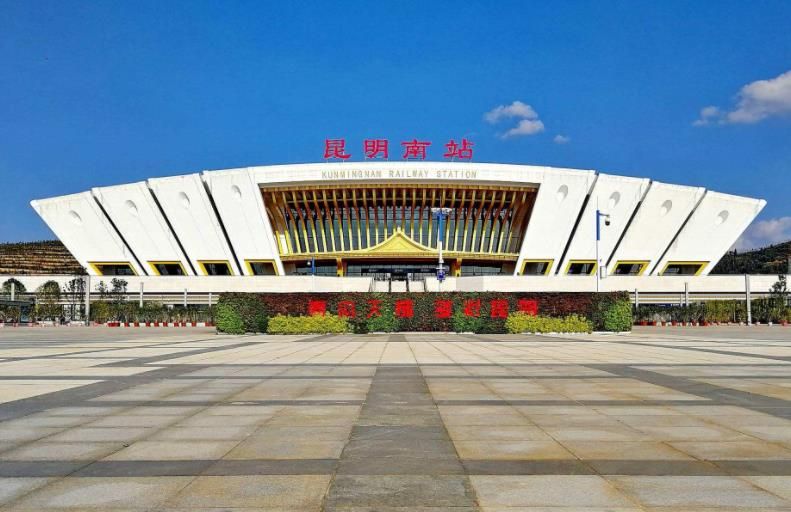 昆明有四个火车站:昆明站,昆明西站,昆明南站,昆明北站,其中昆明南站
