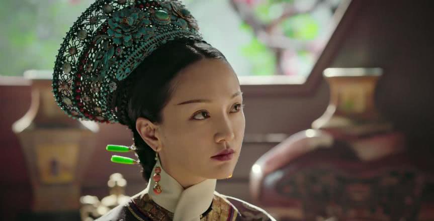 如懿传如懿断发前皇上送她糕点为什么从棕色变成白色