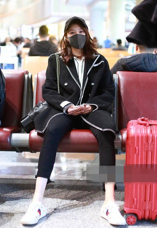 172cm关晓彤硬是将长裤穿成了九分裤,看到她的坐姿后我被圈粉了