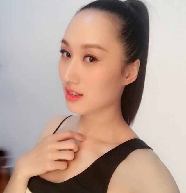 她曾是滑冰女神为国拿下第一枚金牌现担任官职31岁依然美艳