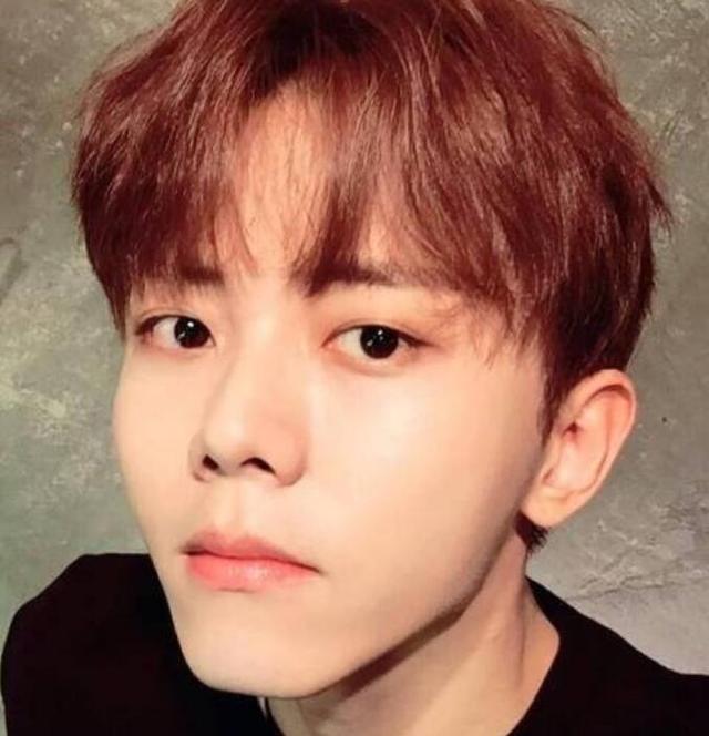 20岁男人要注意控油其实男生和女生的护肤是一样的,只是护肤品成分不