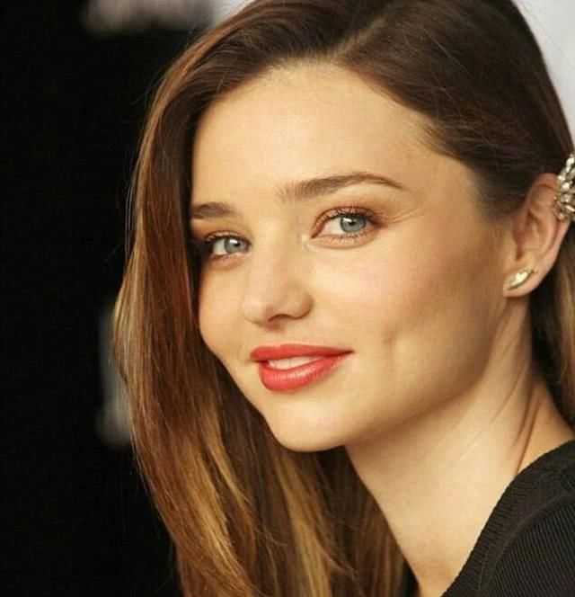 前维密天使米兰达可怀第三胎,身材依旧不走样