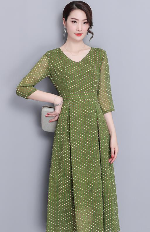 国庆聚会,穿今年流行的"墨绿"秋裙,蕾丝风情,女人味瞬间上身