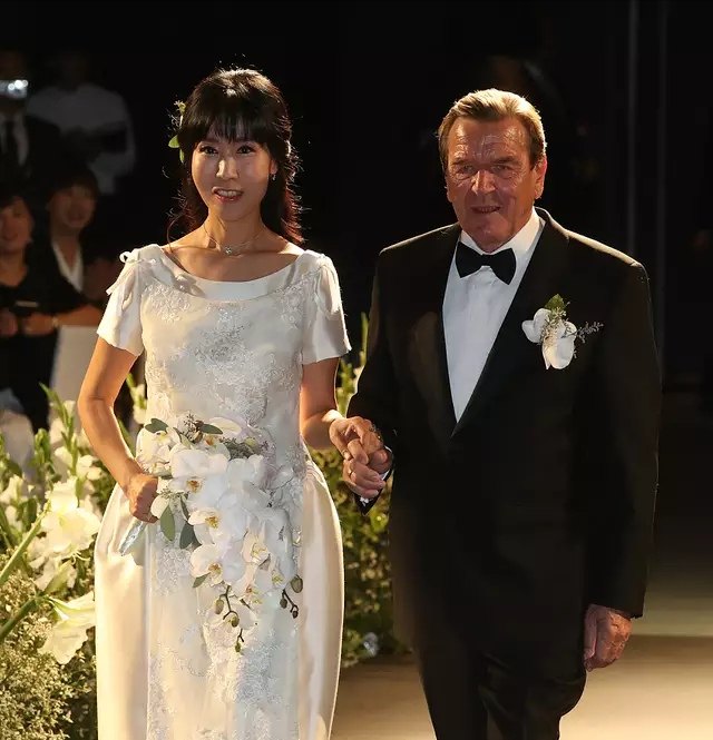74岁德国前总理施罗德与第5任妻子,47岁韩国女翻译金素妍补婚礼