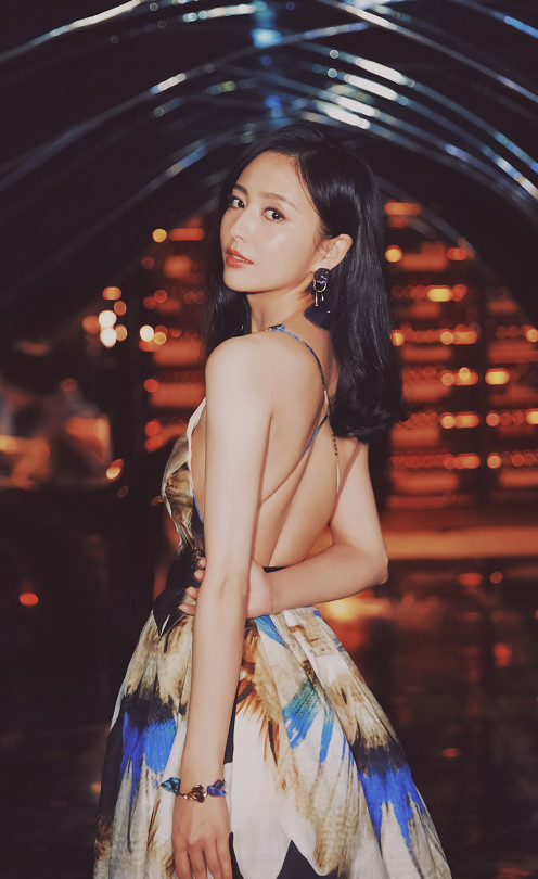 佟丽娅出席时尚活动 身着羽毛印花露背连衣裙长发超级优雅