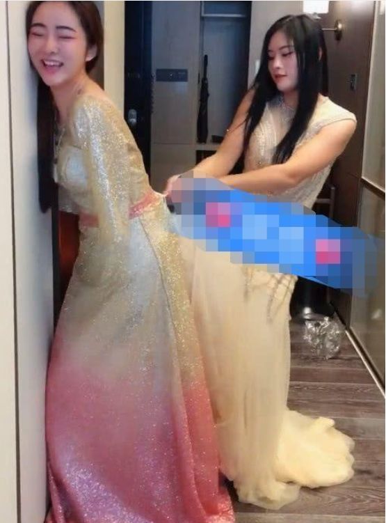 四川一无臂女孩被好友邀请做伴娘, 穿上礼服, 网友: 迷人