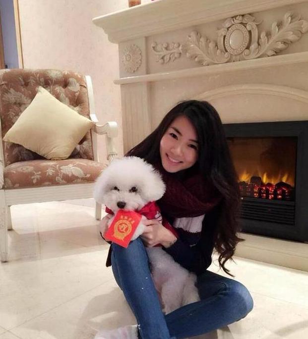 程晓玥晒出自己的豪宅:梳妆台上堆满了指甲油,看来在家也爱美